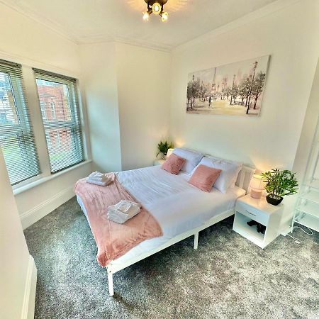 Chic Apartment In Central Bournemouth With Parking Esterno foto