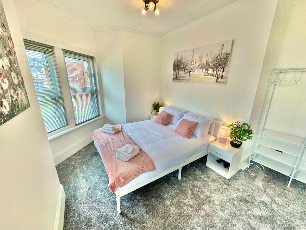 Chic Apartment In Central Bournemouth With Parking Esterno foto