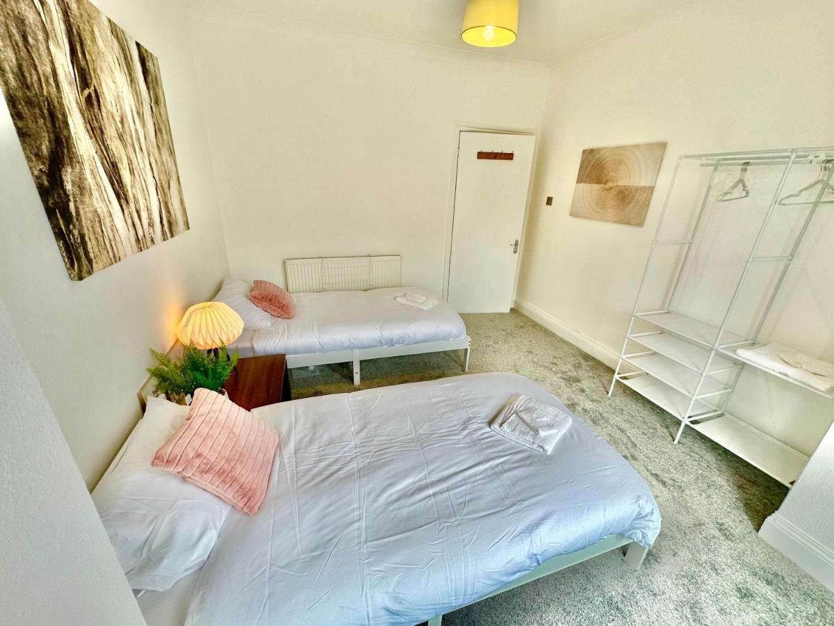 Chic Apartment In Central Bournemouth With Parking Esterno foto