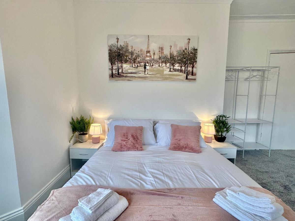 Chic Apartment In Central Bournemouth With Parking Esterno foto