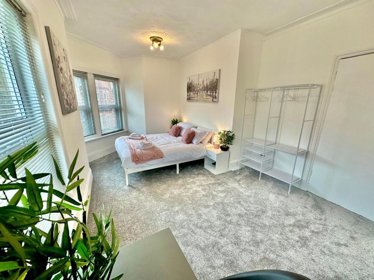 Chic Apartment In Central Bournemouth With Parking Esterno foto