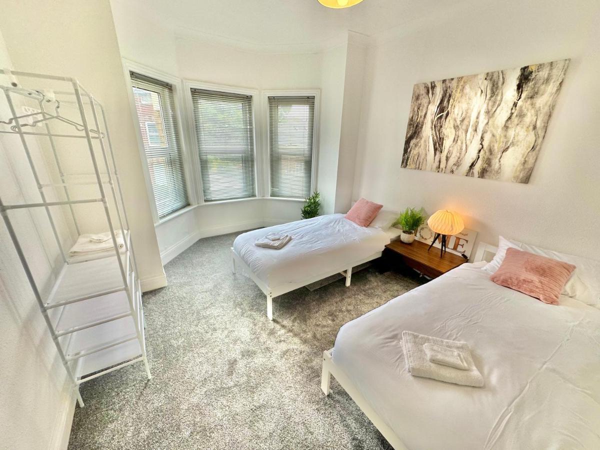 Chic Apartment In Central Bournemouth With Parking Esterno foto