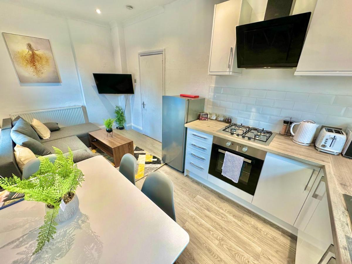 Chic Apartment In Central Bournemouth With Parking Esterno foto