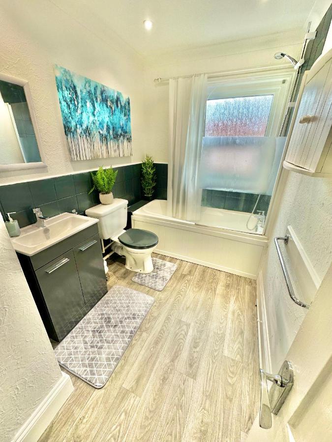 Chic Apartment In Central Bournemouth With Parking Esterno foto