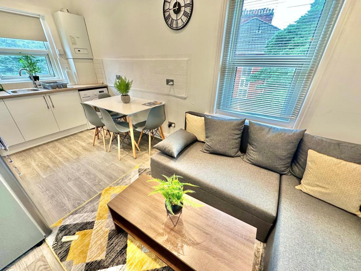 Chic Apartment In Central Bournemouth With Parking Esterno foto